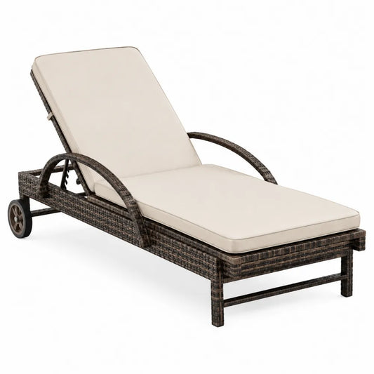 Chaise longue en rotin synthétique brun avec coussin beige et roues